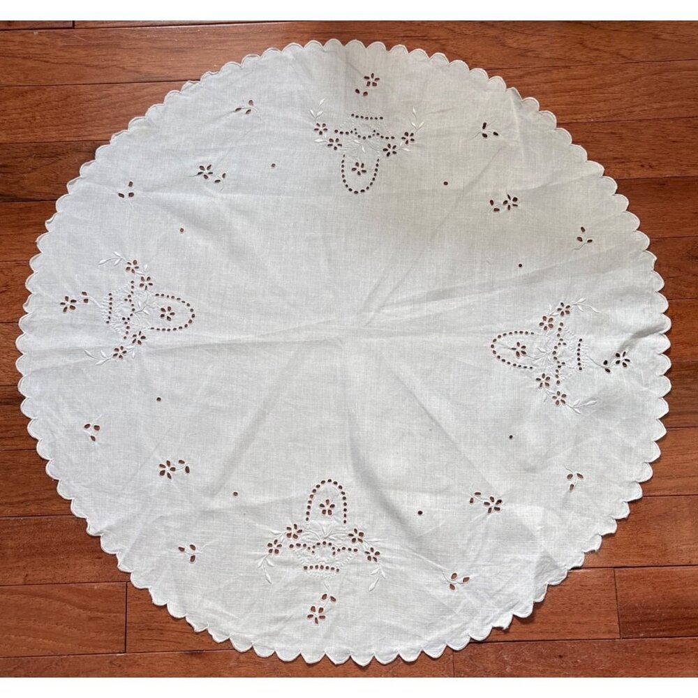 Vintage White Linen Cutwork Embroidered Round Tablecloth Doily Scalloped Edge 22